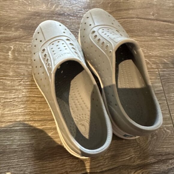 Native Shoes size 13 youth - Picture 2 of 3